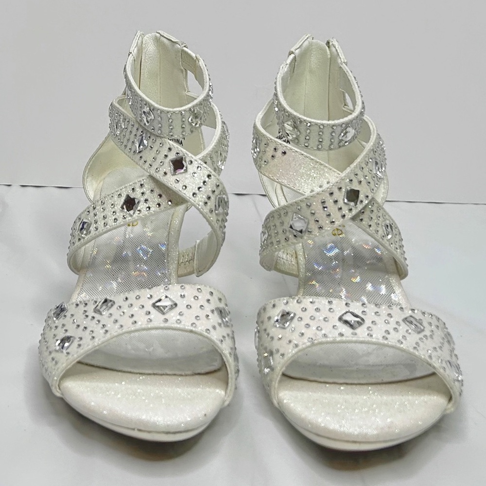 Adorable Little dress shoe with pizzazz! Glitter Pump Sandal.